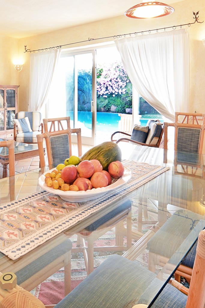 Dining room overlooking the pool